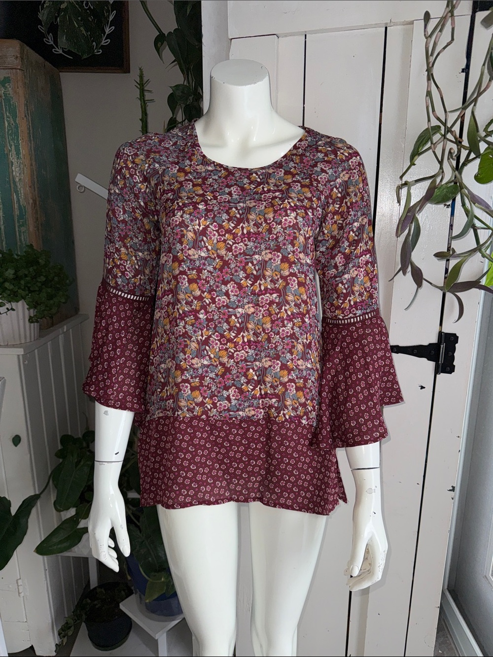 Suzy Shier Floral Bell-Sleeve Women's boho Top in Burgundy NWOT XS